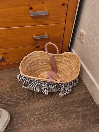 Bolso de mano de paja con volantes
