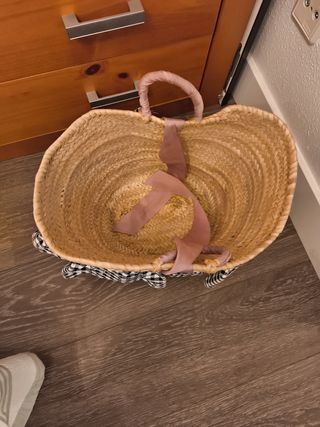 Bolso de mano de paja con volantes