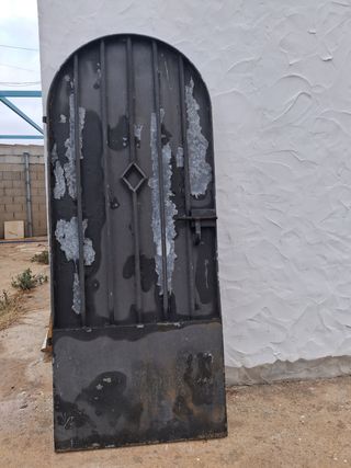 Puerta de hierro forjado