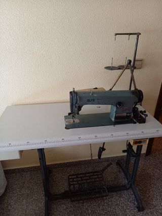 Máquina de coser industrial Alfa modelo 157.