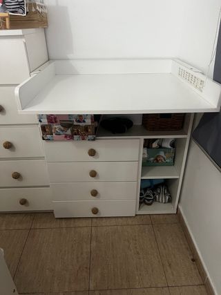 Cambiador y escritorio blanco en buen estado..