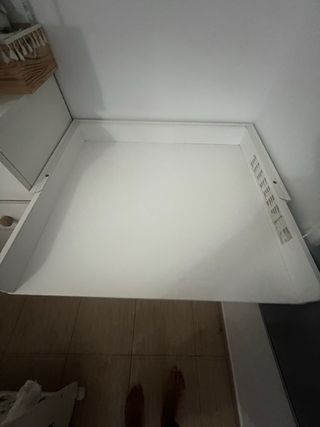 Cambiador y escritorio blanco en buen estado..