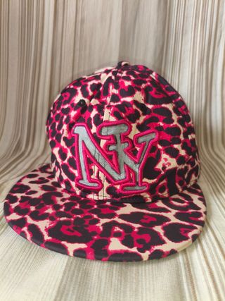 Gorra plana con estampado animal print