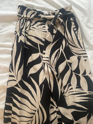 Pantalón Mango estampado ancho con cinturón