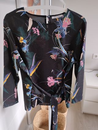 Blusa Pieces floral negra multicolor