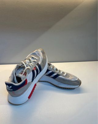 Tenis Adidas Beige y Rojo