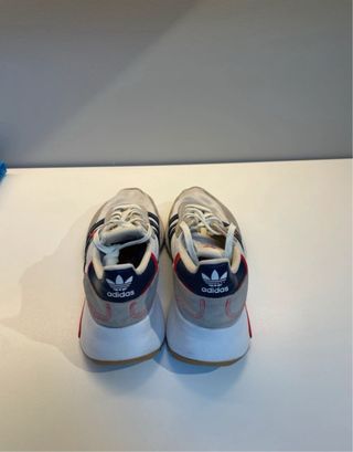 Tenis Adidas Beige y Rojo