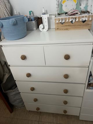 Cómoda blanca con tiradores de cuerda 