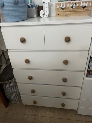 Cómoda blanca con tiradores de cuerda 