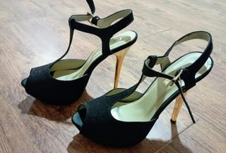 Zapatos de fiesta negros y dorados