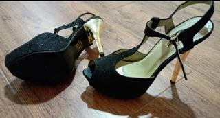 Zapatos de fiesta negros y dorados