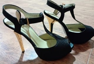 Zapatos de fiesta negros y dorados