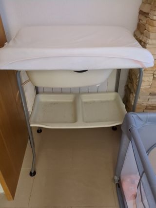 Cambiador de bebé con bañera