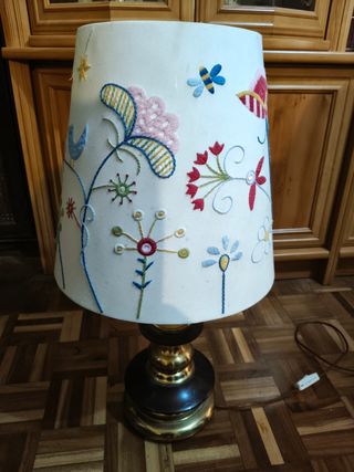 Lámpara de mesa bordada