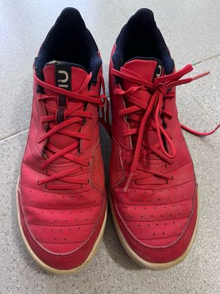 Zapatos de fútbol para niños rojos
