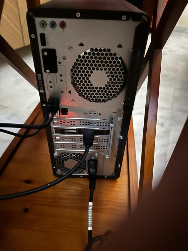 Torre de ordenador negra (sin monitor)