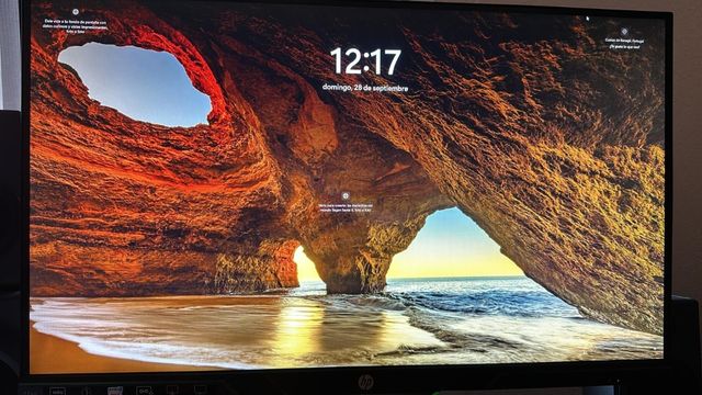 Torre de ordenador negra (sin monitor)