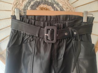 Pantalón Polipiel con Cinturón Negro
