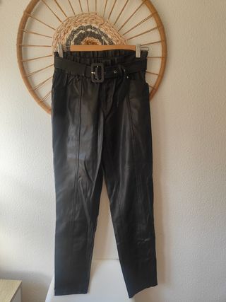 Pantalón Polipiel con Cinturón Negro