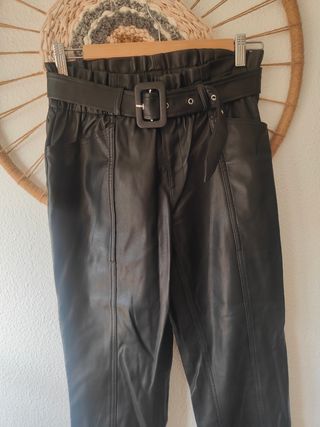 Pantalón Polipiel con Cinturón Negro