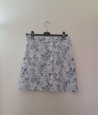 Falda corta blanca con estampado floral. Talla 40.