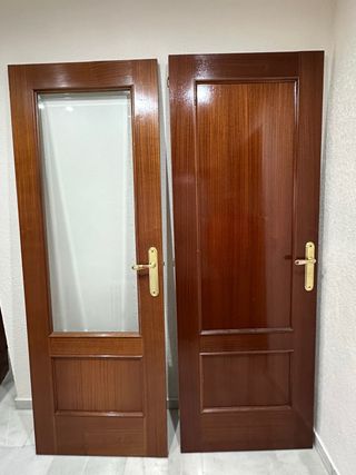 Puertas de madera con cristal y manillas