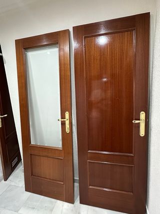 Puertas de madera con cristal y manillas
