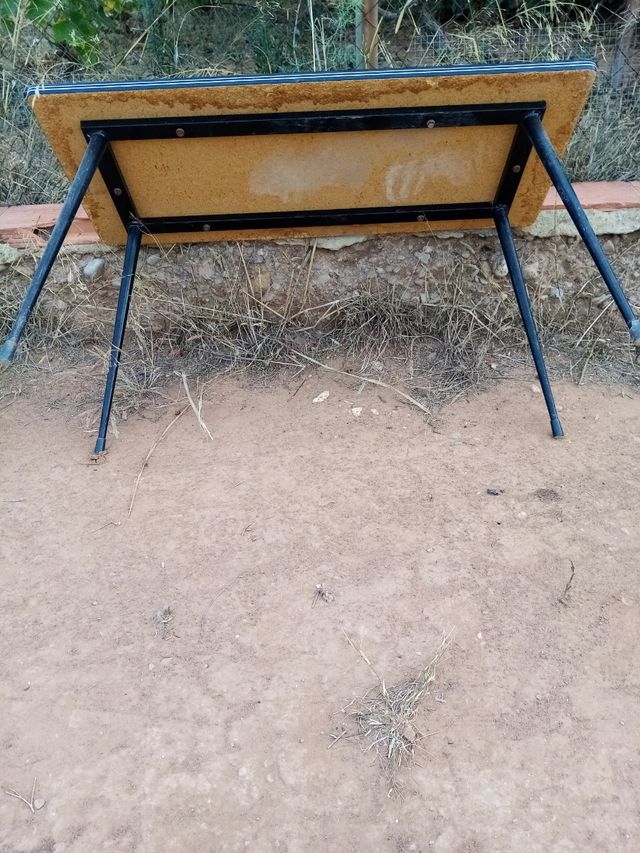 Mesita 
vintage centro madera y metal