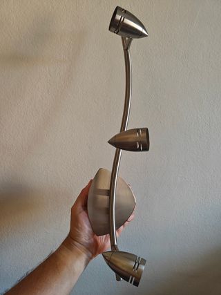 Lámpara de metal cromado moderna