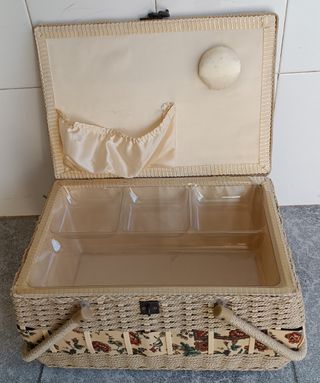 Cesta costurero mimbre floral beige y rojo