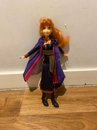 Muñeca Ana Frozen con música que sale del pecho.