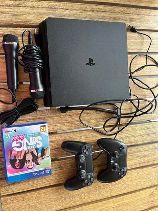 play station 4 + 2 mandos+ 2 microfonos+ 1 juego