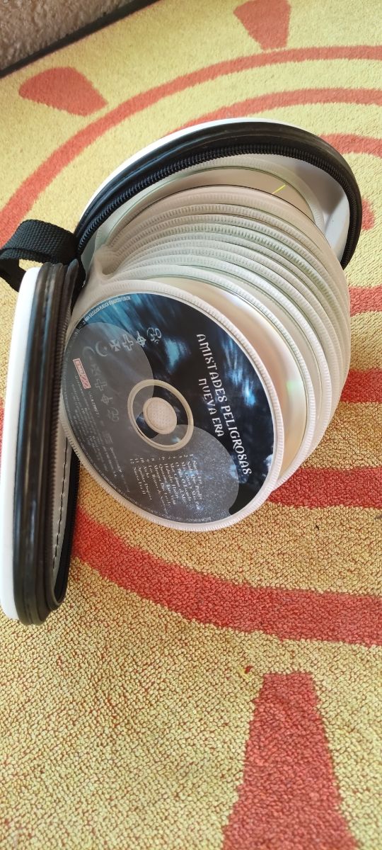 2 Porta CDs,disquetera y torre.