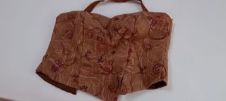 Vestido de boda.Flor de tela con plumas y detalle