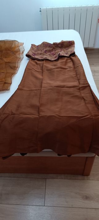 Vestido de boda.Flor de tela con plumas y detalle