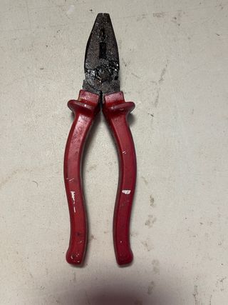 Alicates rojos