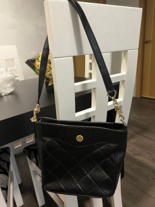 Bolso negro acolchado con cadena dorada