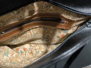 Bolso negro acolchado con cadena dorada