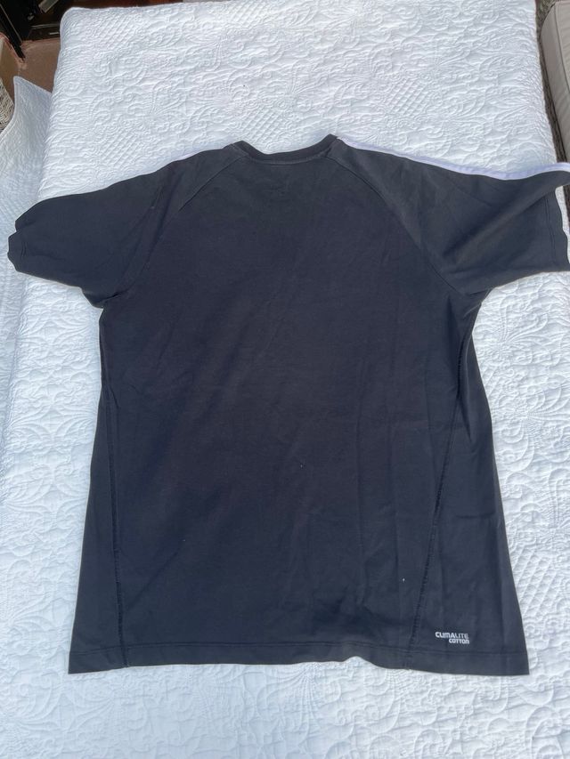 Camiseta Adidas Negra con Rayas Blancas
