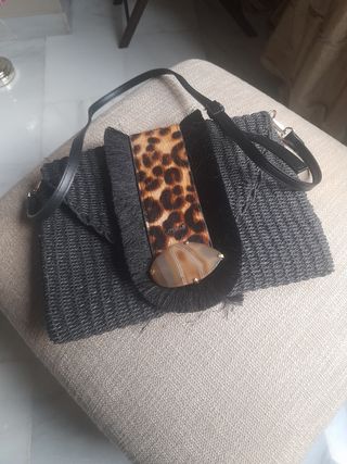 Bolso Uterqüe rafia negra con estampado animal