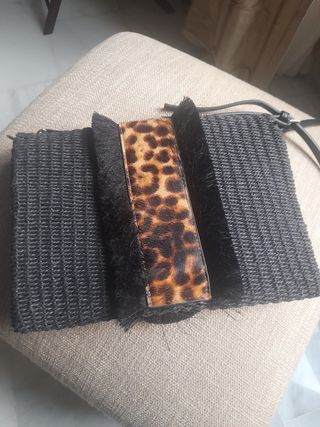 Bolso Uterqüe rafia negra con estampado animal