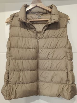 Chaleco Uniqlo plumífero beige talla M