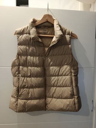 Chaleco Uniqlo plumífero beige talla M