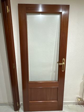 Puerta madera con cristal y manilla dorada