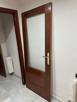 Puerta madera con cristal y manilla dorada