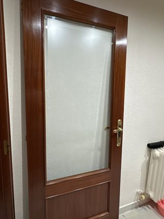 Puerta madera con cristal y manilla dorada
