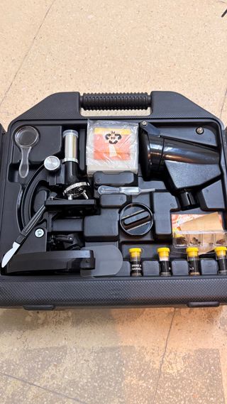 Microscopio con accesorios