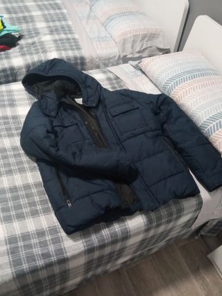 Chaqueta azul con capucha