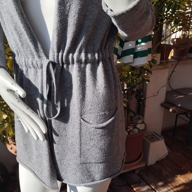 Rebeca gris con capucha y cordón