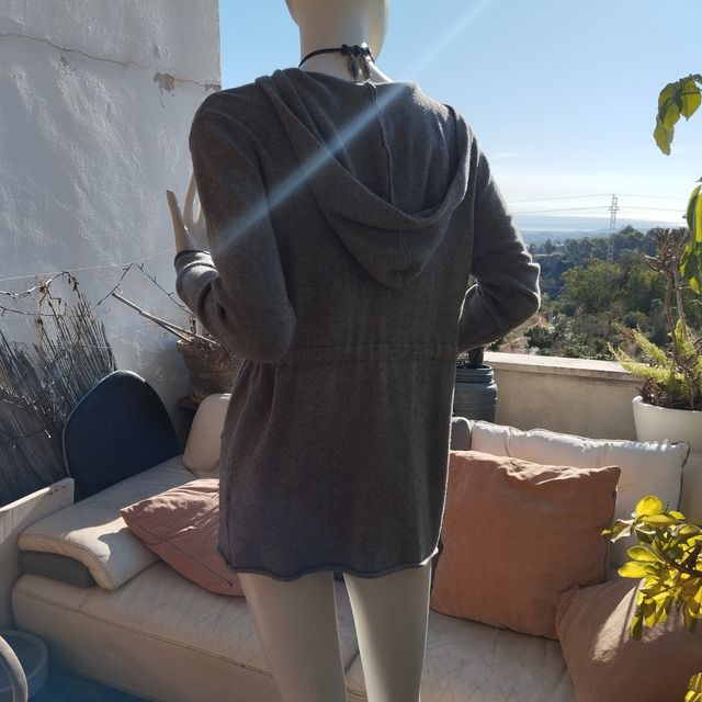 Rebeca gris con capucha y cordón